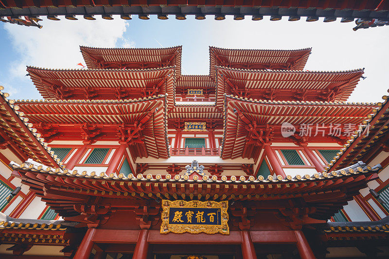 The Buddha Tooth Relic Temple (新加坡佛牙寺龙华院) is located on South Bridge Road in the Chinatown district of Singapore.